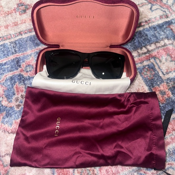 Gucci Black Sunglasses with Burgundy Case - Picture 1 of 6